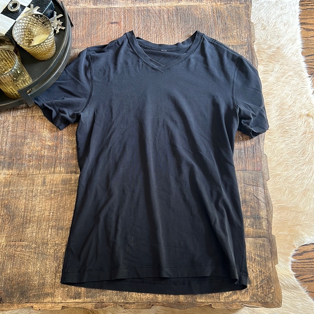 Men’s Lululemon black T-shirt